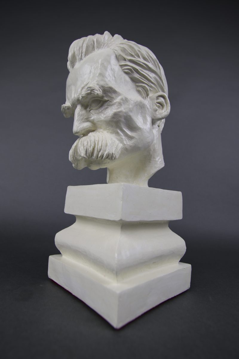 Buste de Nietzsche en plâtre blanc, patiné et verni à la main, signé par l’artiste.